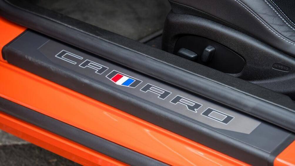 Ngoài ra, gói Wild Cherry Package còn đem tới một bộ thảm sàn có logo Camaro cho khoang nội thất xe