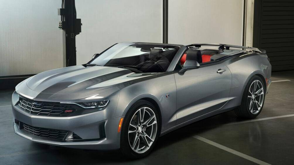 Đối với các biến thể trang bị động cơ V8, xe sẽ được trang bị thêm gói RS Package và Redline Edition