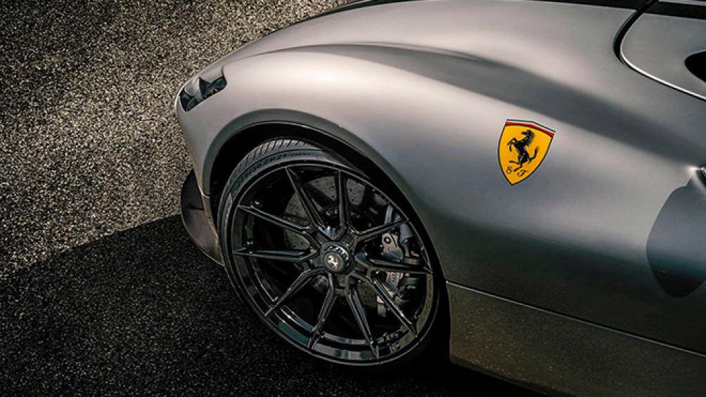 Ngoài pô độ, chiếc xe còn được hãng độ Đức thay lò xo phuộc mới thấp hơn 35mm và bộ mâm Vossen siêu nhẹ