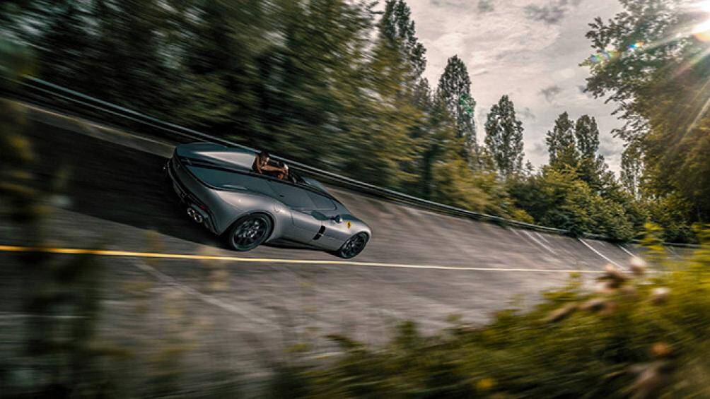 Nhờ đó, người lái có thể tăng tốc từ 0 đến 100 km/h chỉ trong 2,9 giây. Tốc độ tối đa của xe lến khoảng 300 km/h