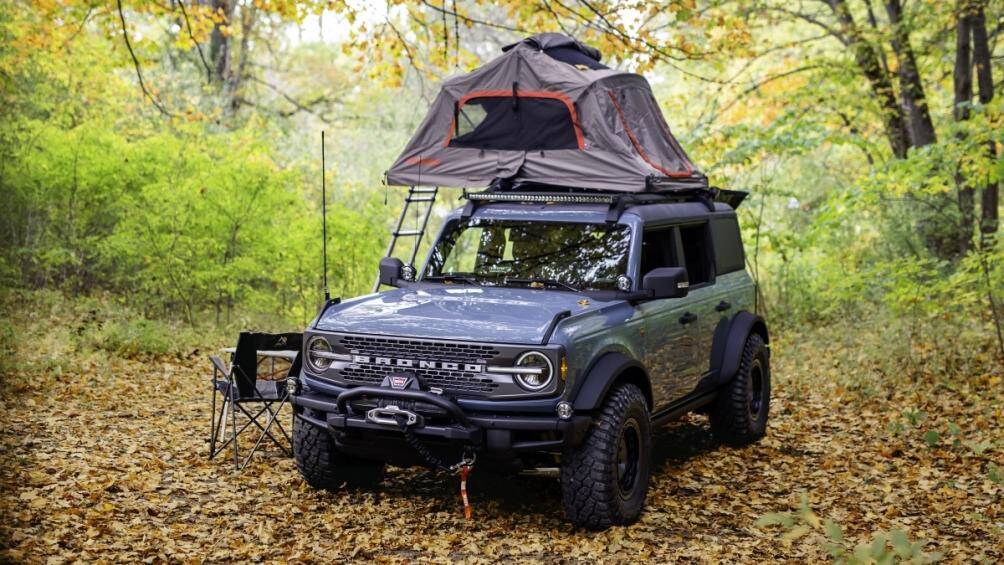 Mẫu SUV địa hình Ford Bronco Badlands bốn cửa đã được độ thêm những món "đồ chơi" tiện nghi dành riêng cho việc cắm trại dài ngày