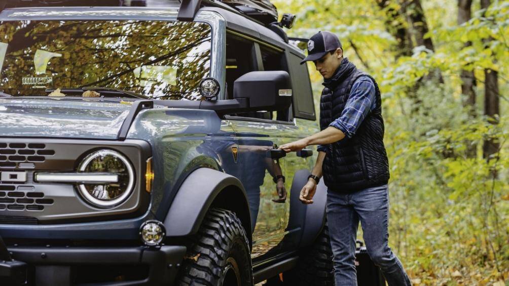 Xe cũng có được bộ đèn Rigid sáu bóng quanh xe giúp người ngoài có thể nhận diện vị trí của xe trong đêm