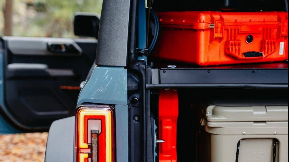 Bên trong khoang hành lý, Ford mang đến cho mẫu xe này bộ tủ lạnh ARB với ngăn kéo giúp người dùng có thể dễ dàng lấy đồ cũng như chất đồ