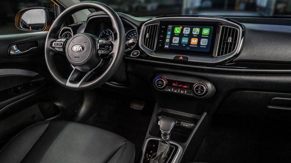 Không gian nội thất của KIA Stonic 2021 được bọc nỉ màu đen, màn hình thông tin giải trí cảm ứng 8 inch, hệ thống âm thanh 6 loa