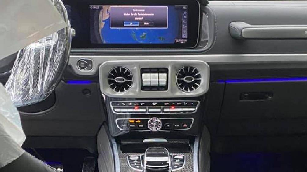 Xe được trang bị khá đầy đủ với hệ thống đèn viền trang trí 64 màu, camera 360 độ, ghế Active Multicontour Seat và cửa sổ trời chỉnh điện