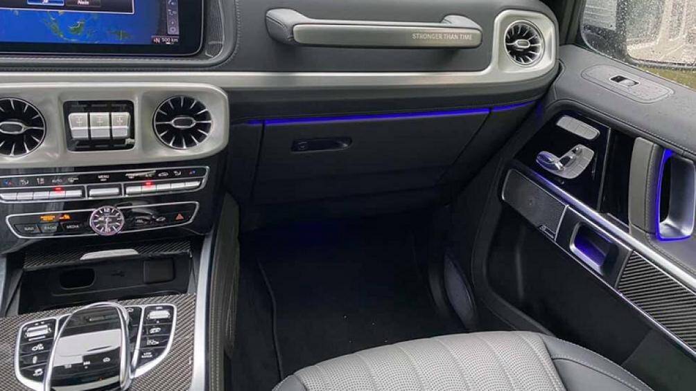 Mercedes-AMG G63 Stronger Than Time Edition tăng tốc từ vị trí xuất phát lên 100 km/h chỉ trong thời gian 4,5 giây trước khi đạt vận tốc tối đa 240 km/h.
Giá chiếc xe nhập khẩu về Việt Nam vẫn chưa được tiết lộ