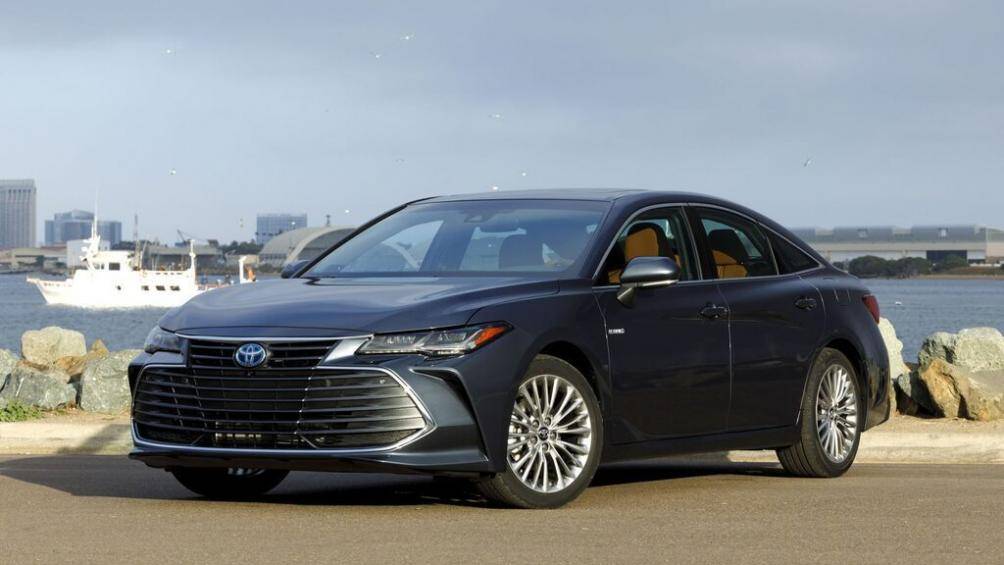 9. Toyota Avalon Hybrid 2021 - 5,35L/ 100km