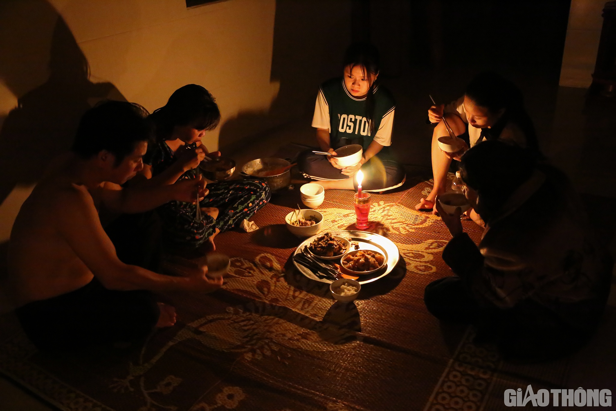 Nhiều xã ở huyện Cẩm Xuyên vẫn chưa có điện, "đại" gia đình anh Phan Văn Tuấn ở thôn Đông Nam Lý, xã Cẩm Bình phải thắp nến ăn cơm.