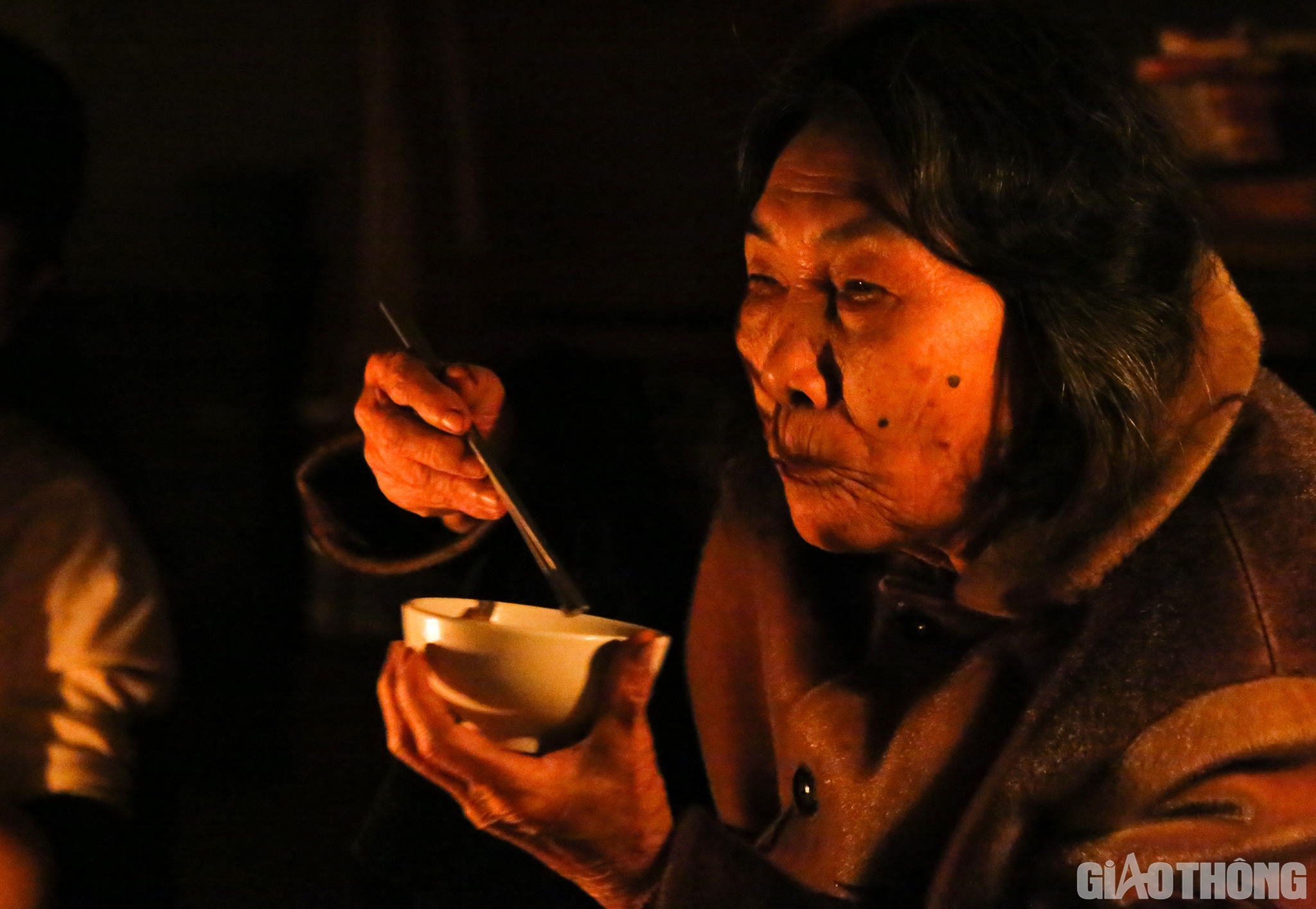Cụ bà Nguyễn Thị Kim (81 tuổi, ở thôn Bình Quang, xã Cẩm Bình) chuyển sang ăn chung với  gia đình ăn Tuấn từ 3 hôm nay. Cụ Kim cho biết, dù đã 81 tuổi nhưng đây là lần đầu tiên cụ thấy trận lũ lớn như vậy.