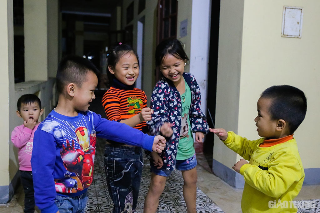 Trong mưa lũ, các cháu nhỏ đang sơ tán Trường THPT Cẩm Bình vẫn hồn nhiên vô tư chơi đùa, chơi trò oẳn tù tì.