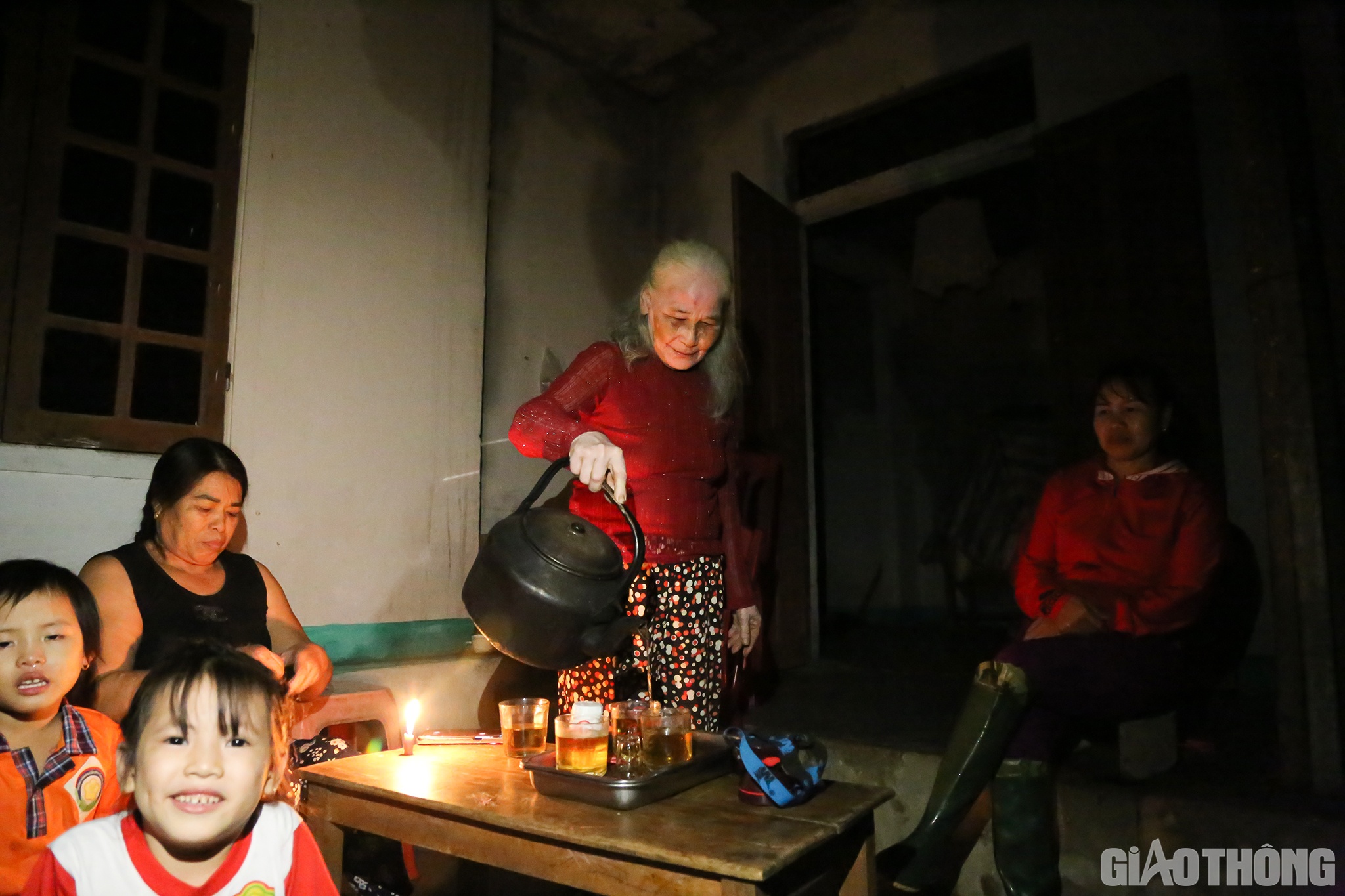 Bà Nguyễn Thị Tứ (68 tuổi, ở thôn Bình Quang, xã Cẩm Bình) cho biết, hôm qua nước vào nhà đến nửa mét. Hôm nay nước rút, bà nấu ấm nước chè gọi hàng xóm sang uống và nói chuyện động viên nhau vượt qua khó khăn.