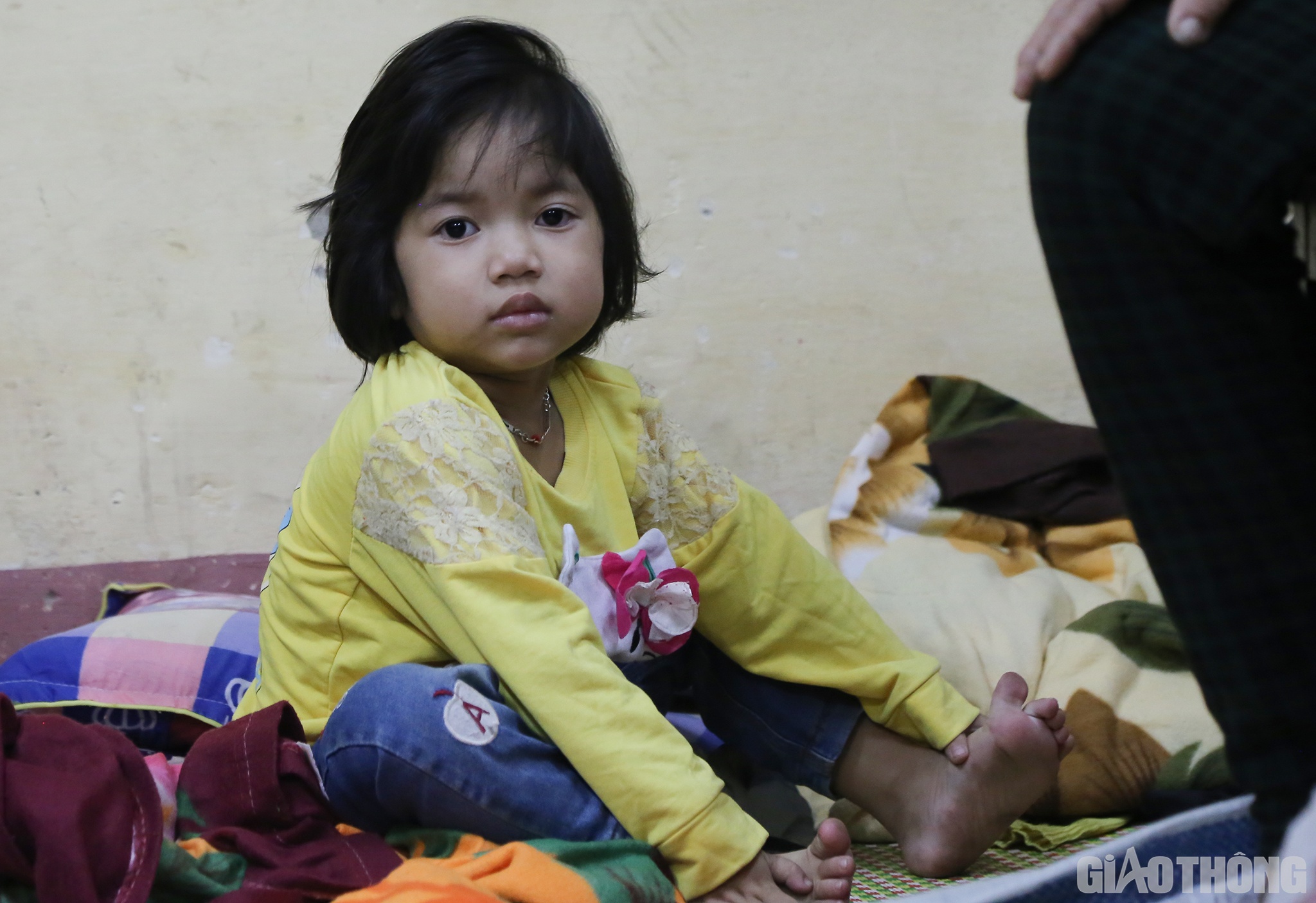 Nhiều người cười to khiến bé gái ở cùng phòng đang mơ ngủ thì giật thót ngồi dậy, không biết chuyện gì đang xảy ra xung quanh.