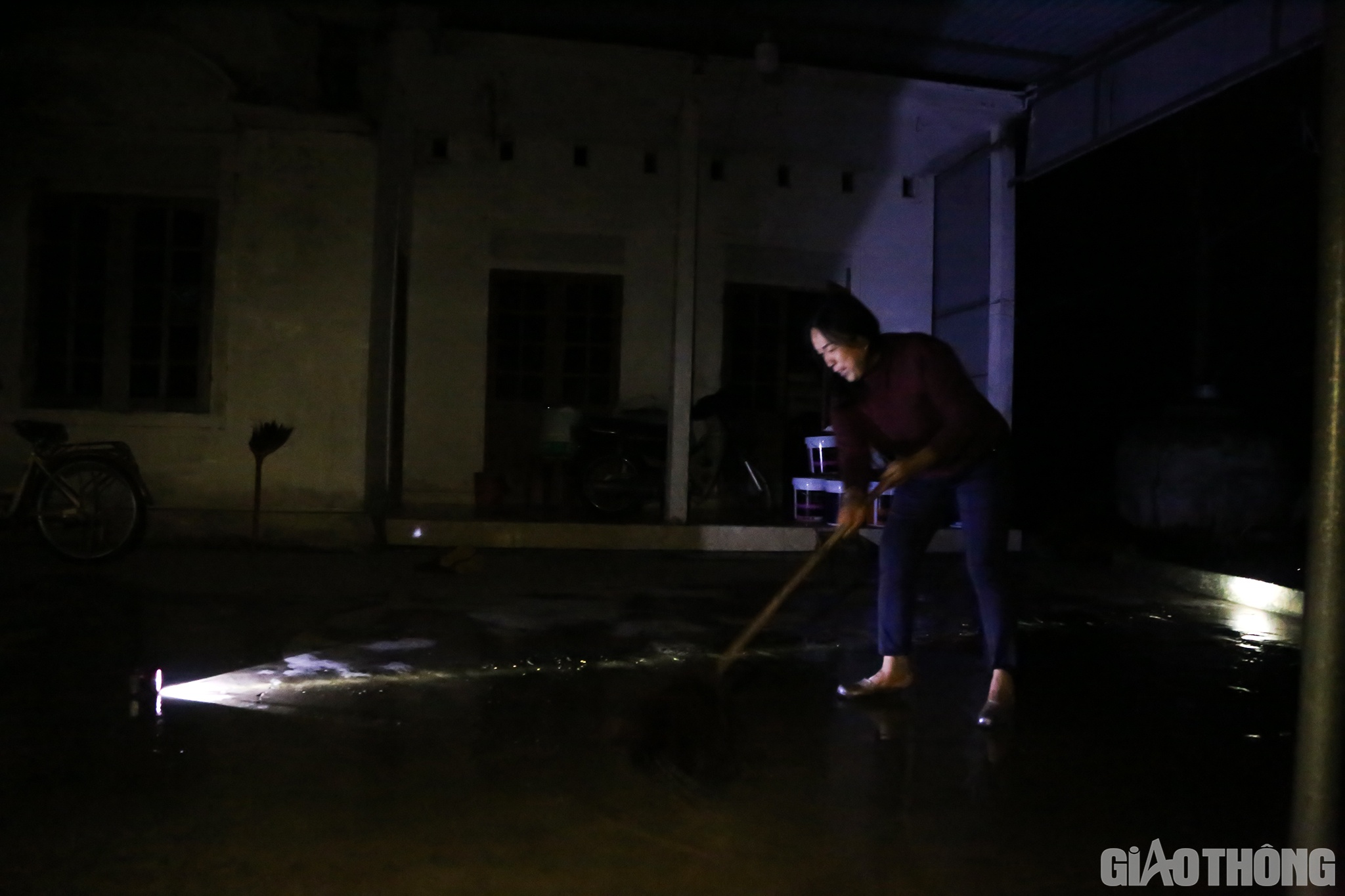 Trong khi đó, chị Nguyễn Thị Cương (thôn Vinh Quang, xã Cẩm Bình) lại đang tranh thủ nước rút đến đâu dọn dẹp đến đó để dễ dàng cọ rửa bùn đất.