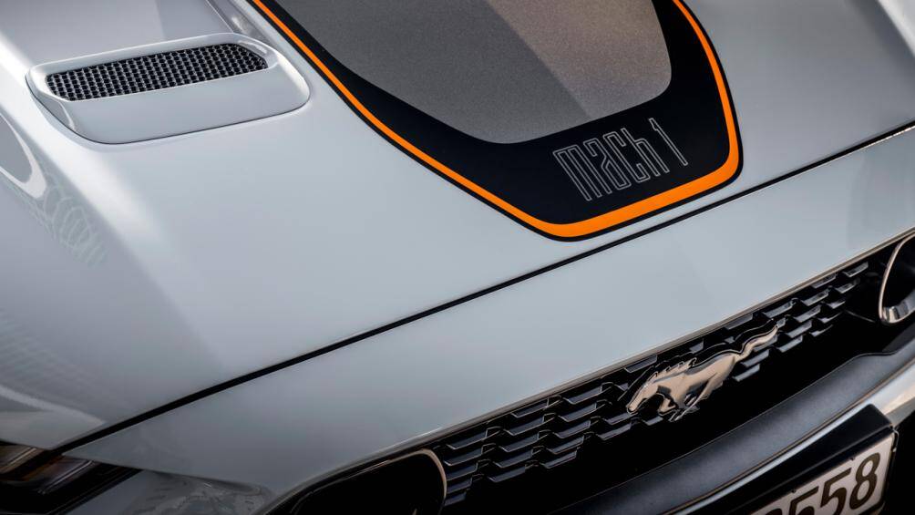 Những tùy chọn màu sắc này bao gồm màu xám Fighter Jet Grey với sọc màu đen Satin Black kết hợp cùng màu cam Reflective Orange, màu bạc, màu đen