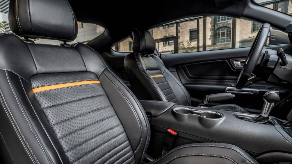 Khoang nội thất của Mach 1 nổi bật với tông màu Ebony, các chi tiết bằng nhôm chuyển màu Dark Engine và phần ghế thể thao bọc da có chỉ khâu Metal Grey