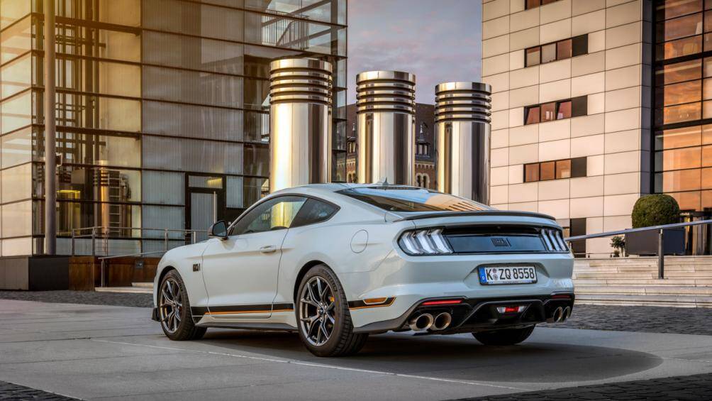 Cánh gió nhỏ phía sau giúp đảm bảo tính ổn định và cân bằng về mặt khí động học cho chiếc xe