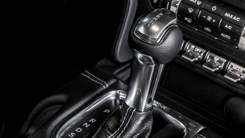 Xe còn sở hữu những trang bị tiện nghi như phần ghế trước có sưởi và làm mát, hệ thống kết nối SYNC 3 hiện đại của Ford, hệ thống 12 loa cao cấp...