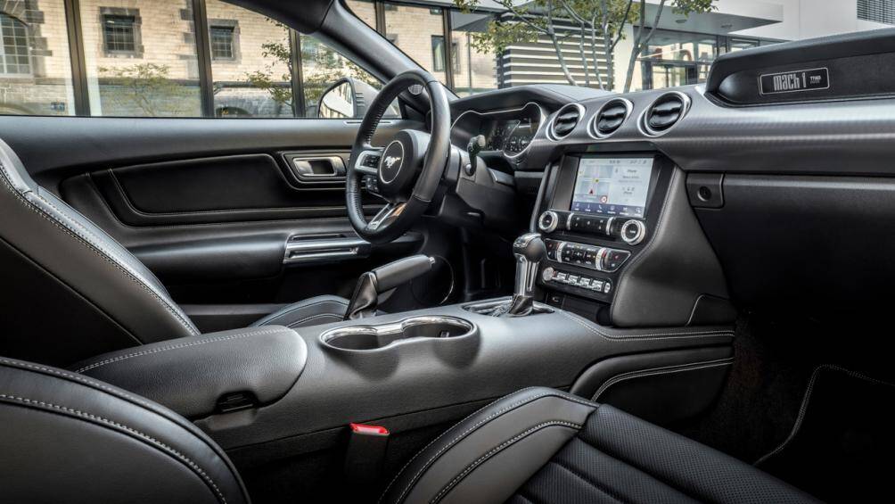 Ngoài ra, khoang nội thất xe còn được trang bị các tấm bậc cửa độc đáo và màn hình khởi động mới trên cụm đồng hồ kỹ thuật số 12 inch