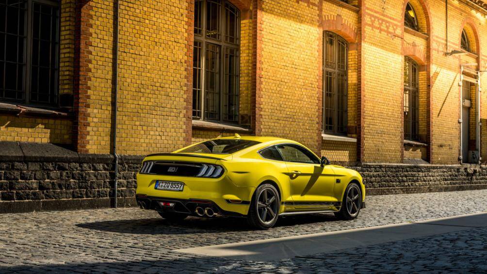 Đối với màu xanh Velocity, cam Twister, đỏ Race và vàng Grabber sẽ được trang bị sọc kết hợp giữa màu đen và trắng Satin