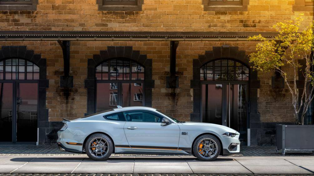 Màu trắng Oxford sẽ được trang bị sọc đen kết hợp với màu đỏ Satin