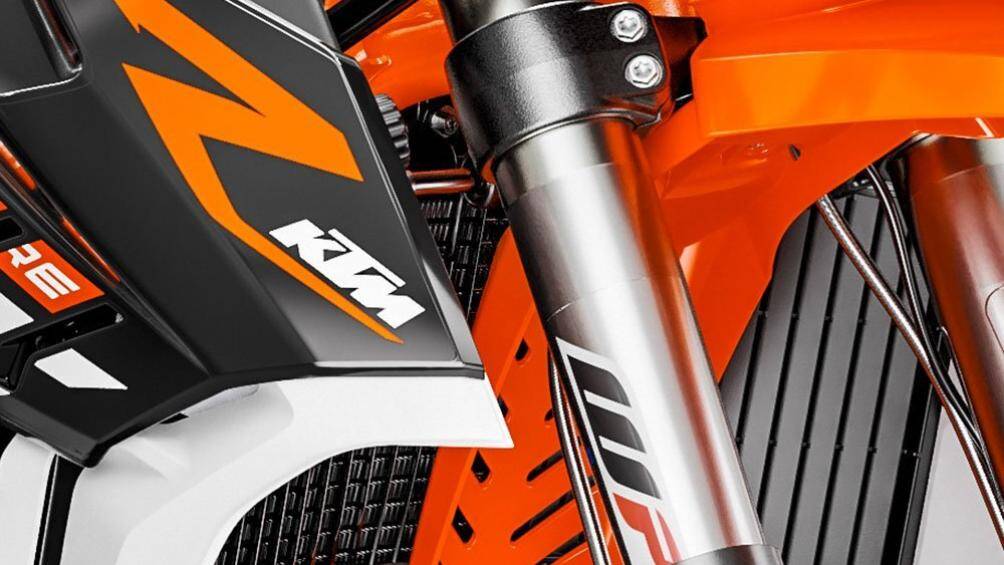 Phía trước xe là phuộc hành trình ngược WP Apex đường kính 43 mm và sau là phuộc monoshock WP Apex có thể điều chỉnh