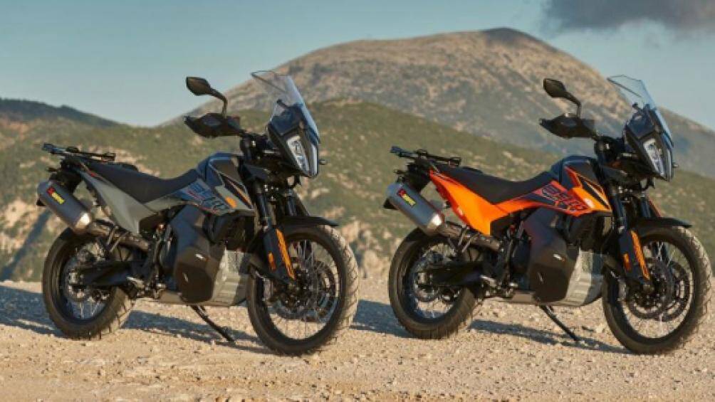 KTM 890 Adventure 2021 sẽ có 2 phiên bản màu cam và xám. Giá của xe vẫn chưa được công bố