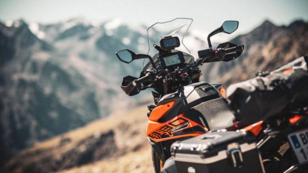 KTM 890 Adventure sử dụng ly hợp trợ lực (PASC), kết hợp ly hợp trượt với tay côn nhẹ hơn, xe sử dụng hộp số 6 cấp