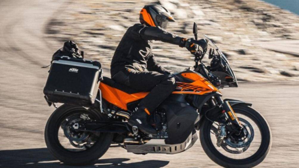 Mẫu xe này vẫn được trang bị động cơ 2 xi-lanh 889cc DOHC, sản sinh 105 mã lực tại 8.000 vòng/phút và mô-men xoắn 100 Nm tại 6.500 vòng/phút