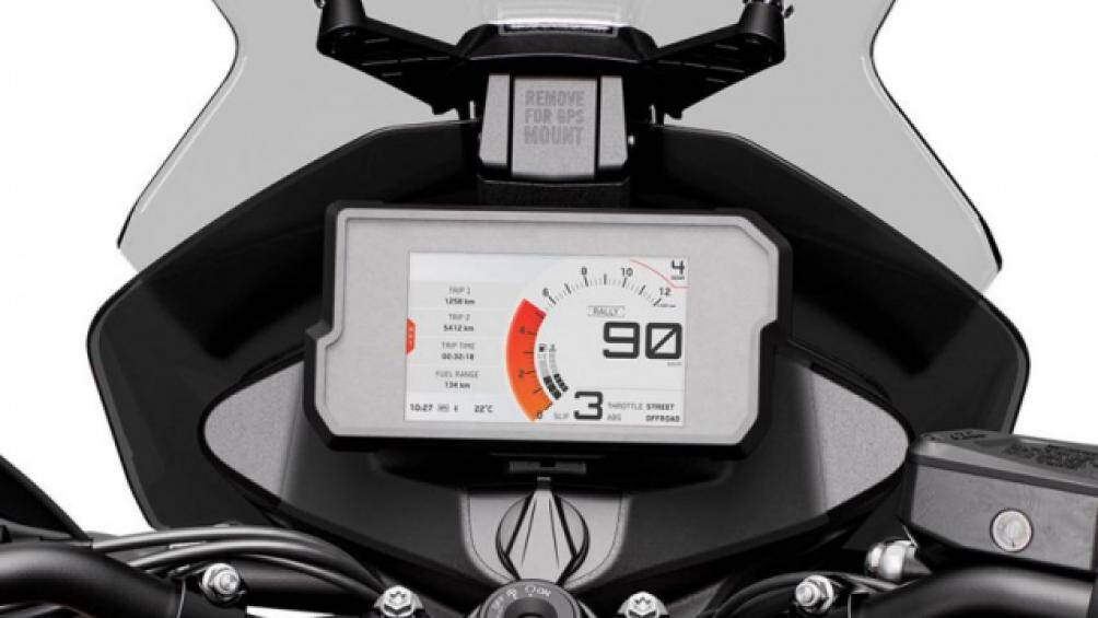 Các tính năng tiêu chuẩn khác được trang bị trên KTM 890 Adventure bao gồm màn hình TFT 5 inch, hệ thống điều khiển hành trình, bộ giảm chấn lái WP