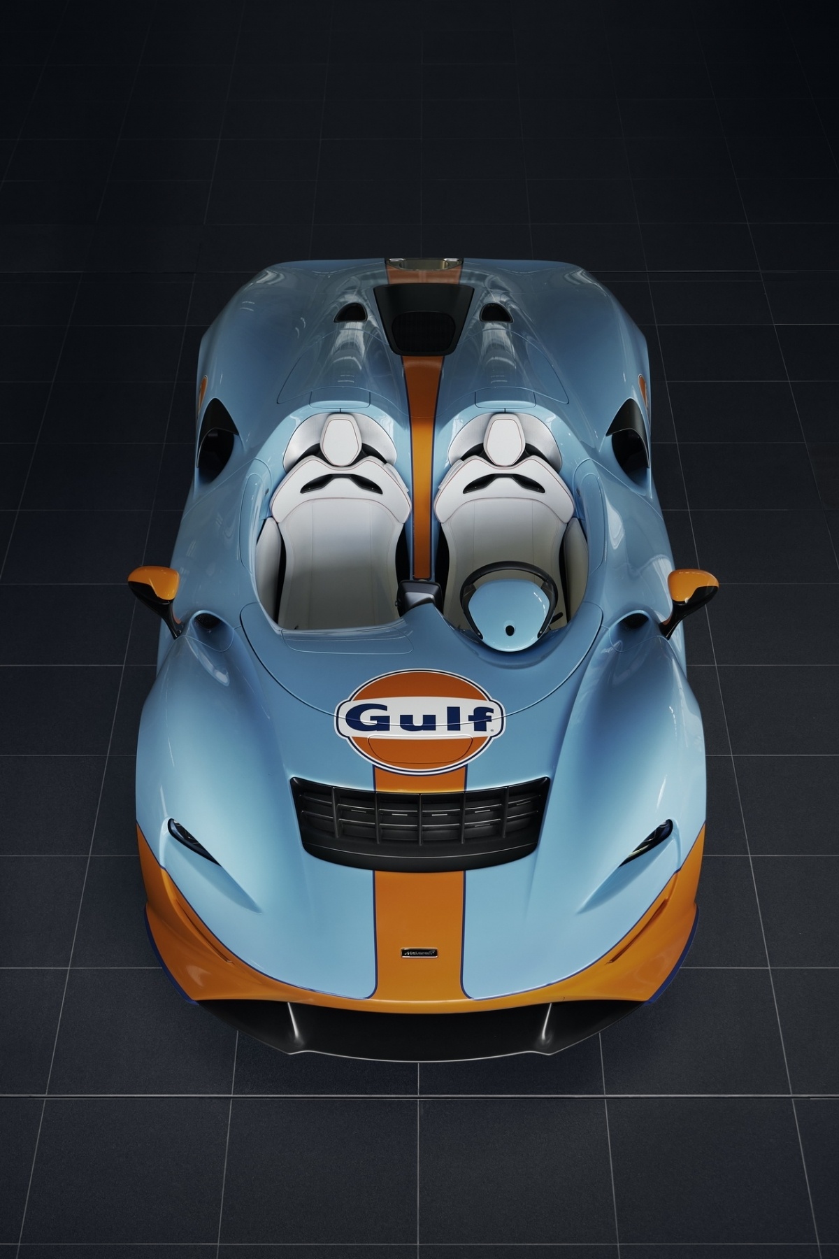 Tháng trước, McLaren đã ra mắt chiếc Senna GTR LM 825/2 với phối màu Gulf cổ điển những năm 1960 và bây giờ, McLaren Elva là mẫu xe tiếp theo