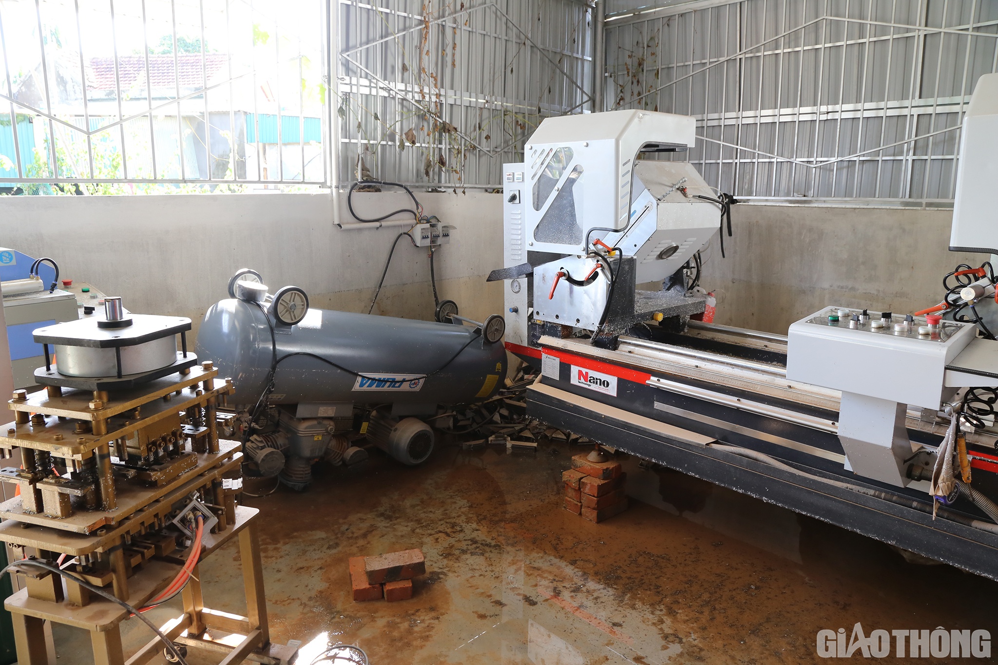Nước lũ đã "vật" chiếc máy bơm khổng lồ của một cửa hàng ở thôn Tam Trung, xã Cẩm Vịnh, Cẩm Xuyên lật ngửa 4 bánh lên trời đồng thời gây hư hỏng nhiều máy móc khác gây thiệt hại trăm triệu đồng.
