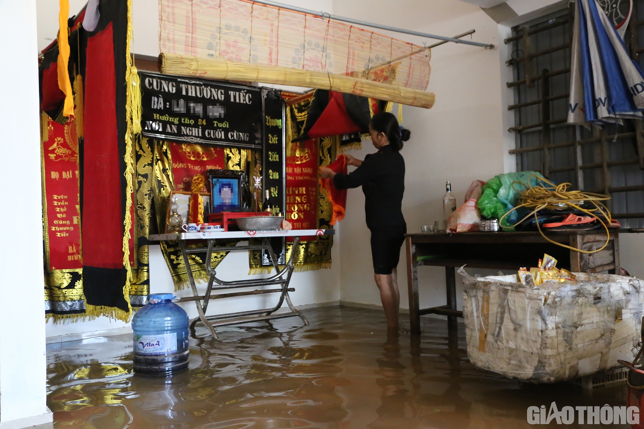 Đến khi nước rút, người thân mới dọn dẹp, sửa sang lại bàn thờ cho người đã khuất.