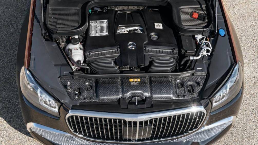 Chiếc SUV siêu sang này có thể tăng tốc từ 0 lên 100 km/h trong vòng 4,9 giây, tốc độ tối đa được giới hạn điện tử ở mức 250 km/h