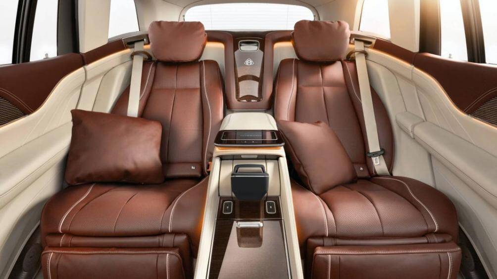 Hai ghế thương gia ở hàng ghế sau cùng bệ tì tay trung tâm có tích hợp hai bàn làm việc dạng xếp, cùng với đó là màn hình kích thước 7 inch