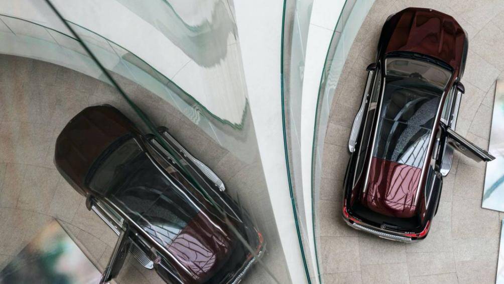 Theo đó, chiếc xe siêu sang gầm cao này sẽ có giá bán khởi điểm từ 160.500 USD (khoảng 3,72 tỷ đồng) và sẽ bắt đầu có mặt tại các đại lý vào cuối năm nay