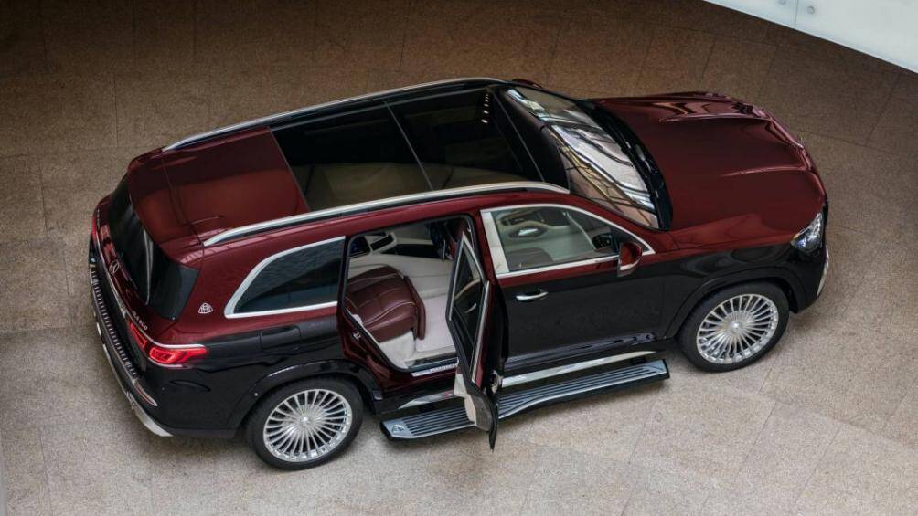 Cùng với đó, kiểu phối hai tông màu ngoại thất đặc trưng của Maybach cũng được cung cấp trên chiếc SUV siêu sang này