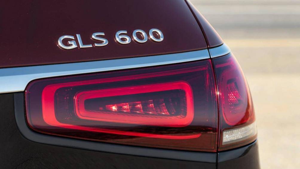 Nhiều công nghệ hỗ trợ người lái cũng được trang bị, nổi bật là hệ thống cảnh báo tiền va chạm PRE-SAFE, hệ thống kiểm soát hành trình...