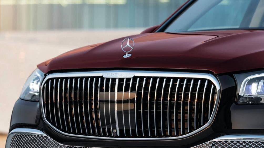 Ngay từ ngoại thất, những đường nét sang trọng đặc trưng của Maybach như lưới tản nhiệt với nan đứng, logo Mercedes-Benz dựng trên nắp ca-pô