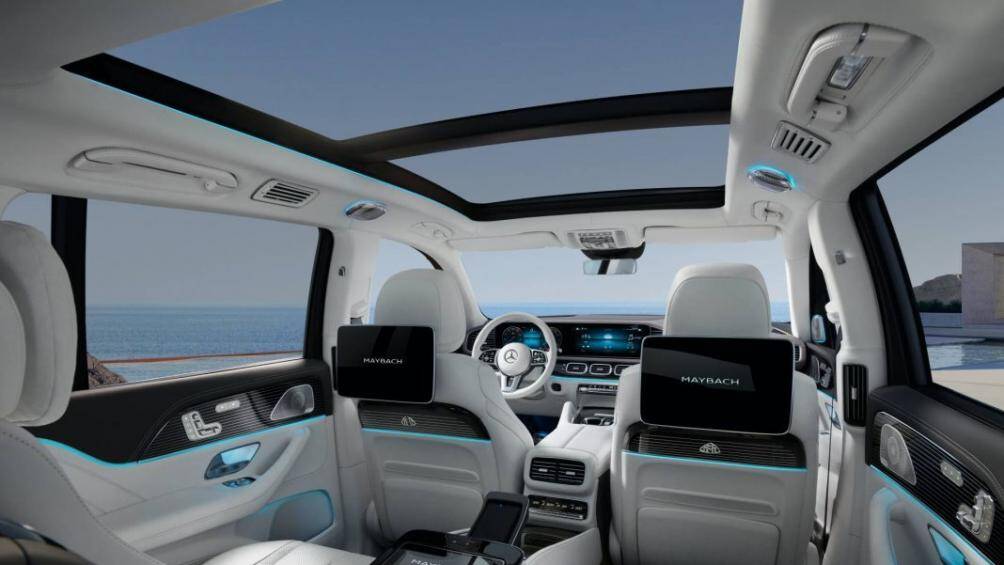Ở cấu hình tiêu chuẩn, nội thất của Maybach GLS vẫn có nhiều tiện nghi cao cấp với da bọc Nappa, cửa sổ trời cỡ lớn, điều hòa cho ghế sau
