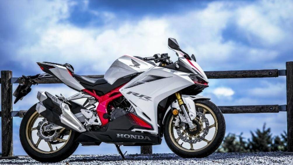 Honda CBR 250RR được xem là mẫu mô tô đẹp nhất phân khúc 250cc. Giá mẫu xe này hiện được niêm yết ở mức 800.000 Yên (176,46 triệu đồng)