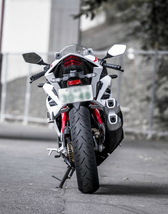 Đuôi xe có thiết kế khá gọn gàng nhưng không kém phần đẹp mắt