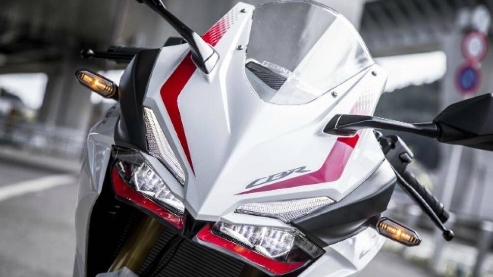 Phía trước có kính chắn gió lớn