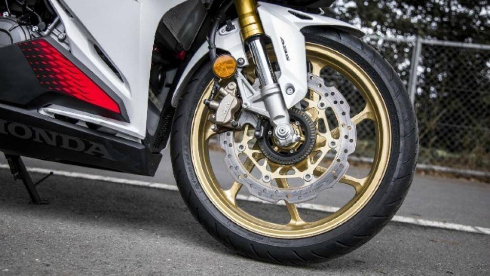 Vành bánh xe thiết kế 7 chấu, phanh đĩa, vành sơn màu vàng trông khá bắt mắt