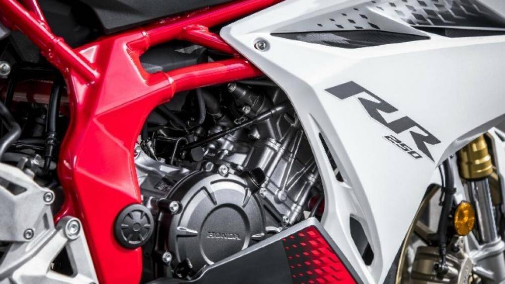 Cấu trúc xe đang tin cậy, khung gầm pha kim cương với các thanh thép sơn đỏ chắc chắn, màu trắng ngọc trai chất lượng cao