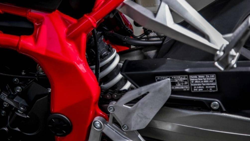 Phuộc sau của xe trông khá ấn tượng