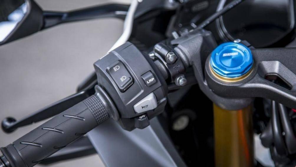 Các nút điều khiển bên thanh tay lái bên trái