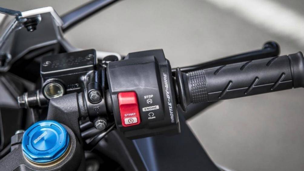 Các nút điều khiển bên thanh tay lái bên phải