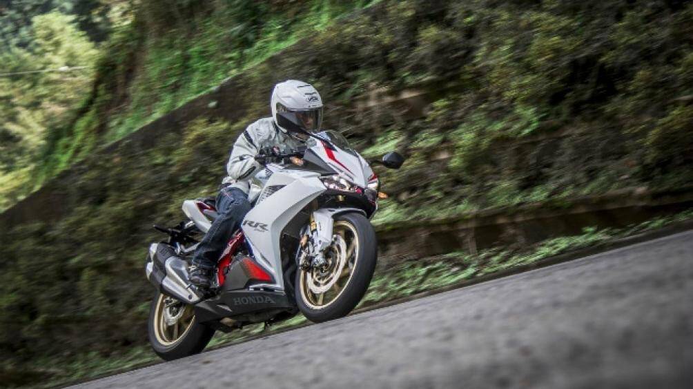 CBR250RR thực sự tạo ra sự sức ép với đối thủ Kawasaki Ninja ZX-25R - mẫu mô tô sở hữu 4 xy lanh vừa ra mắt tháng 9 vừa qua