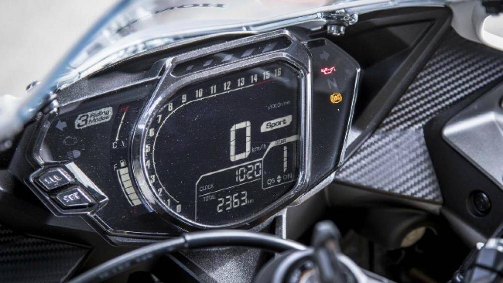 Cụm đồng hồ xe đơn giản và cung cấp đầy đủ thông tin cho người lái