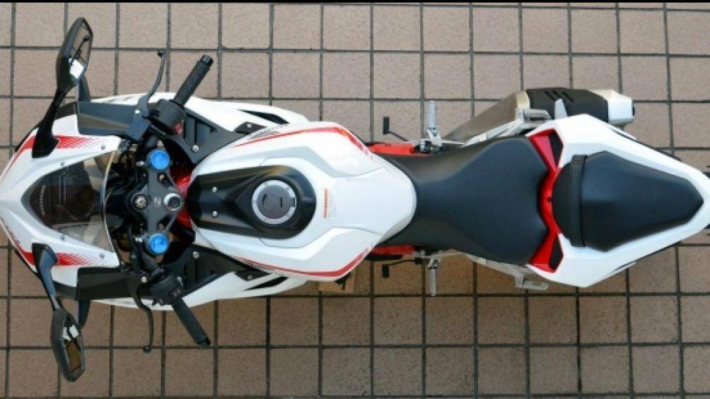 Thiết kế xe nhìn từ trên xuống trông thể thao và khá cơ bắp